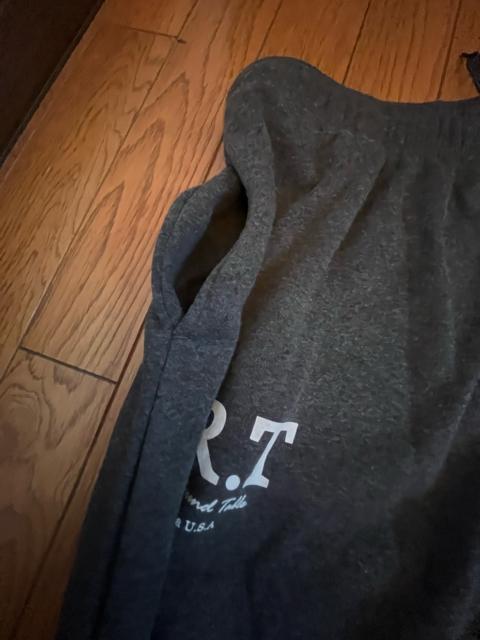 5Lサイズ!高貴紳士的!ブランド品!K.R.T!ロゴ入り!暖か!裏起毛!両脇ポケット付き!濃灰色色合い!リラックス!ロングパンツ! < 男性ファッション  5Lサイズ!高貴紳士的!ブランド品!K.R.T!ロゴ入り!暖か!裏起毛!両脇ポケット付き!濃灰色色合い!リラックス!ロングパンツ! < 男性ファッションの