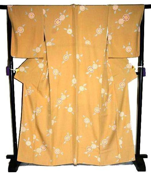 小紋 最高峰 新品同様 服飾評論家 市田ひろみ 花柄 湖の花 飴色地 浜ちりめん 身丈166cm 裄丈628cm正絹 T3646 < 女性ファッション  小紋 最高峰 新品同様 服飾評論家 市田ひろみ 花柄 湖の花 飴色地 浜ちりめん 身丈166cm 裄丈628cm正絹 T3646 < 女性ファッションの