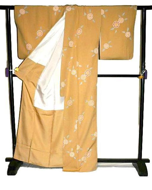小紋 最高峰 新品同様 服飾評論家 市田ひろみ 花柄 湖の花 飴色地 浜ちりめん 身丈166cm 裄丈628cm正絹 T3646 < 女性ファッション  小紋 最高峰 新品同様 服飾評論家 市田ひろみ 花柄 湖の花 飴色地 浜ちりめん 身丈166cm 裄丈628cm正絹 T3646 < 女性ファッションの