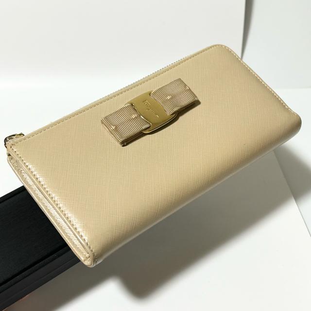 Salvatore Ferragamo フェラガモ ヴァラリボン レザー L字ファスナー 長財布 JP-22-C124 < ブランド  Salvatore Ferragamo フェラガモ ヴァラリボン レザー L字ファスナー 長財布 JP-22-C124 < ブランドの