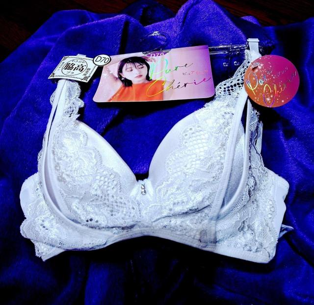 ホワイトデーギフトに☆光沢艶々煌SEXY純白サテン☆エレガントレース付き☆育乳脇高☆谷間メイク盛りブラ*パッド内蔵型☆D70☆新品 < 女性ファッション ホワイトデーギフトに☆光沢艶々煌SEXY純白サテン☆エレガントレース付き☆育乳脇高☆谷間メイク盛りブラ*パッド内蔵型☆D70☆新品 < 女性ファッションの