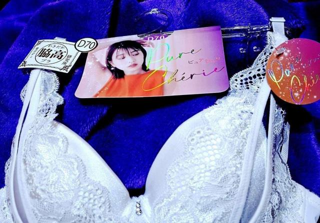 ホワイトデーギフトに☆光沢艶々煌SEXY純白サテン☆エレガントレース付き☆育乳脇高☆谷間メイク盛りブラ*パッド内蔵型☆D70☆新品 < 女性ファッション ホワイトデーギフトに☆光沢艶々煌SEXY純白サテン☆エレガントレース付き☆育乳脇高☆谷間メイク盛りブラ*パッド内蔵型☆D70☆新品 < 女性ファッションの