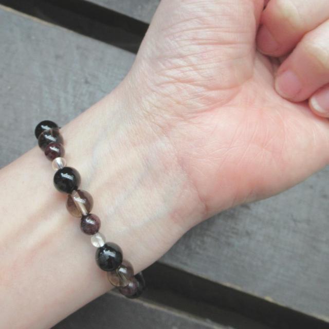 オニキスxスモーキークォーツxガーネット 天然石 < 女性アクセサリー/時計 オニキスxスモーキークォーツxガーネット 天然石 < 女性アクセサリー/時計の