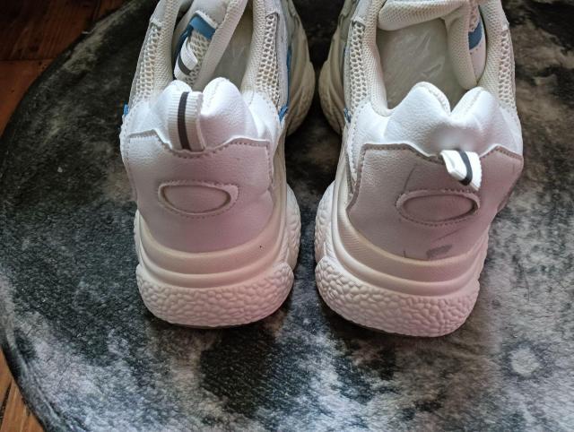 新品 22.5cm レディース スニーカー ホワイト シューズ 靴 ローカット < 女性ファッション  新品 22.5cm レディース スニーカー ホワイト シューズ 靴 ローカット < 女性ファッションの