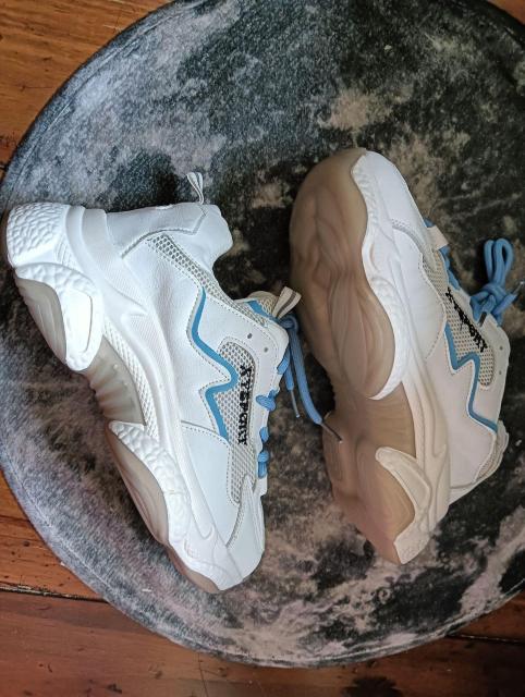 新品 22.5cm レディース スニーカー ホワイト シューズ 靴 ローカット < 女性ファッション  新品 22.5cm レディース スニーカー ホワイト シューズ 靴 ローカット < 女性ファッションの