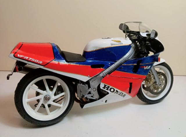 タミヤバイクプラモデル1/12塗装済完成品ホンダVFR750 < ホビー  タミヤバイクプラモデル1/12塗装済完成品ホンダVFR750 < ホビーの