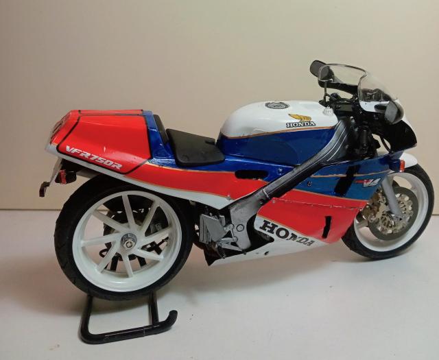 タミヤバイクプラモデル1/12塗装済完成品ホンダVFR750 < ホビー  タミヤバイクプラモデル1/12塗装済完成品ホンダVFR750 < ホビーの