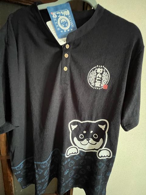 4Lサイズ!高貴紳士的!商標登録!黒柴印 和んこ堂!サラッとしじら素材!ストレッチ!ヘンリーネック!半袖シャツ!濃紺系色合い!新品 < 男性ファッション  4Lサイズ!高貴紳士的!商標登録!黒柴印 和んこ堂!サラッとしじら素材!ストレッチ!ヘンリーネック!半袖シャツ!濃紺系色合い!新品 < 男性ファッションの