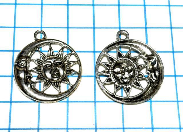 516 金属パーツ 1個 月と太陽のクールなチャーム 銀色 ペンダントトップ キーリングなどに◯ < ペット/手芸/園芸  516 金属パーツ 1個 月と太陽のクールなチャーム 銀色 ペンダントトップ キーリングなどに◯ < ペット/手芸/園芸の