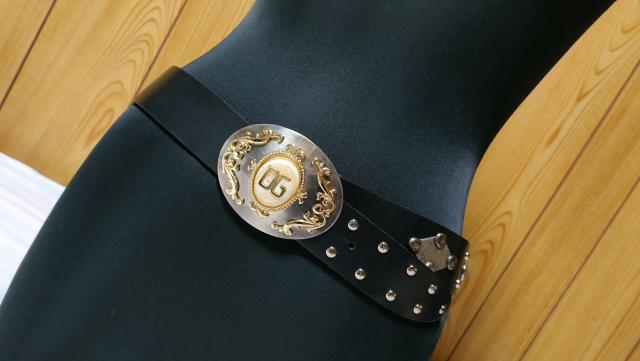 正規新古 限定 ドルチェ&ガッバーナ DGロゴ天然石ストーン装飾バックル スタッズレザーベルト 黒 95 ハイエンドラグジュアリー < ブランド  正規新古 限定 ドルチェ&ガッバーナ DGロゴ天然石ストーン装飾バックル スタッズレザーベルト 黒 95 ハイエンドラグジュアリー < ブランドの