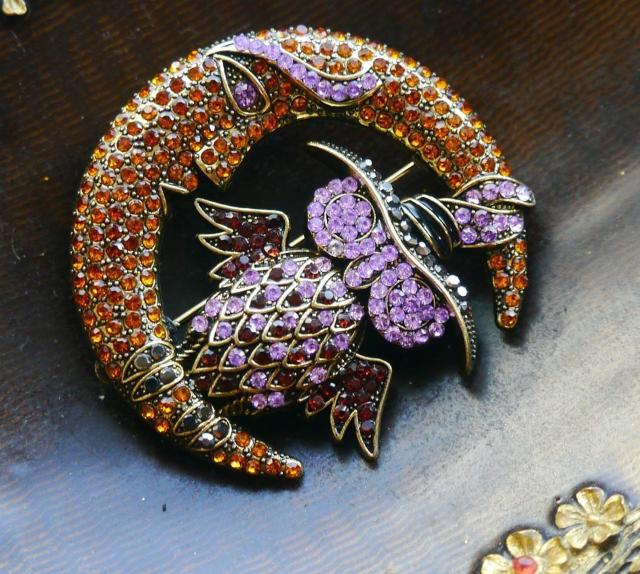 新品アンティーク調きらきらストーン月夜のフクロウ梟ブローチ ハロウィン < 女性アクセサリー/時計 新品アンティーク調きらきらストーン月夜のフクロウ梟ブローチ ハロウィン < 女性アクセサリー/時計の