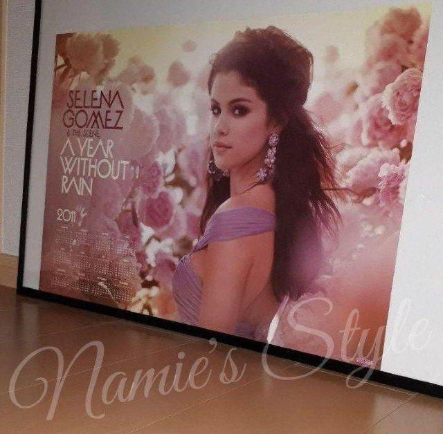 SELENA GOMEZ �Z���[�i�S���X 2011 �J�����_�[�|�X�^�[ �� �^�����g�O�b�Y�� 