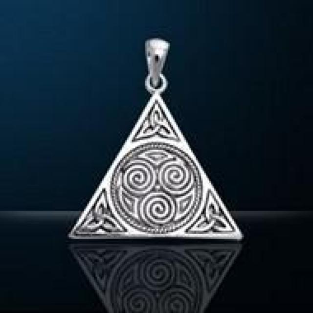 NEBULA Celtic Triskele Pyramid Pendant   ANZT[/v 