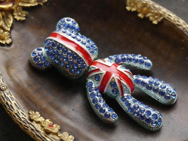 新品アンティーク調キラキラ青系ストーン英国くまさんブローチ ペンダントトップにも < 女性アクセサリー/時計  新品アンティーク調キラキラ青系ストーン英国くまさんブローチ ペンダントトップにも < 女性アクセサリー/時計の