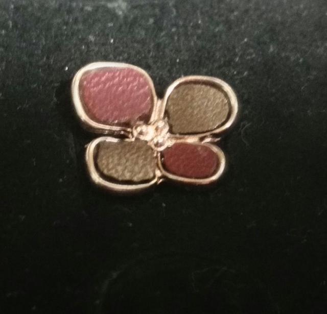 新品 フラワーモチーフ スタッドピアス レッド×ゴールド < 女性アクセサリー/時計 新品 フラワーモチーフ スタッドピアス レッド×ゴールド < 女性アクセサリー/時計の