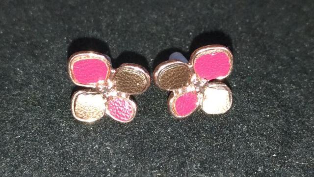 新品 フラワーモチーフ スタッドピアス レッド×ゴールド < 女性アクセサリー/時計 新品 フラワーモチーフ スタッドピアス レッド×ゴールド < 女性アクセサリー/時計の