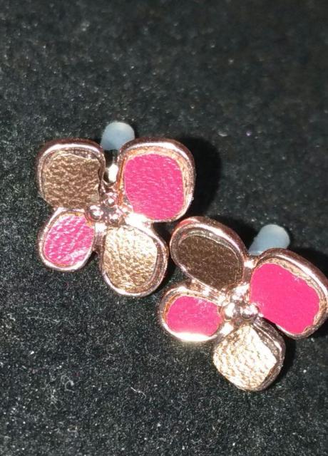 新品 フラワーモチーフ スタッドピアス レッド×ゴールド < 女性アクセサリー/時計 新品 フラワーモチーフ スタッドピアス レッド×ゴールド < 女性アクセサリー/時計の