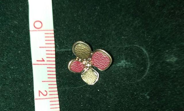 新品 フラワーモチーフ スタッドピアス レッド×ゴールド < 女性アクセサリー/時計 新品 フラワーモチーフ スタッドピアス レッド×ゴールド < 女性アクセサリー/時計の