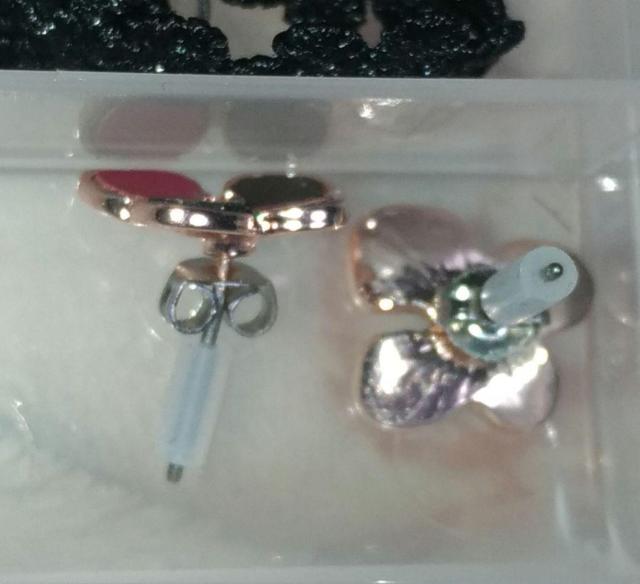 新品 フラワーモチーフ スタッドピアス レッド×ゴールド < 女性アクセサリー/時計 新品 フラワーモチーフ スタッドピアス レッド×ゴールド < 女性アクセサリー/時計の