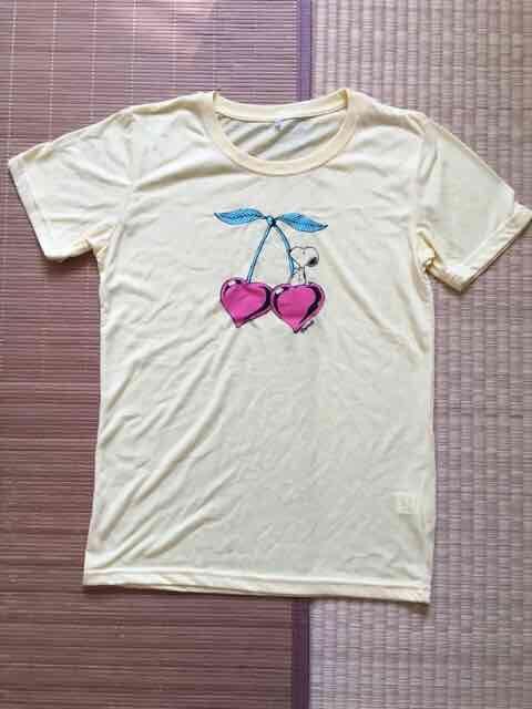 スヌーピー・ハート型チェリーイラスト柄Tシャツ。イエロー < アニメ/コミック/キャラクター スヌーピー・ハート型チェリーイラスト柄Tシャツ。イエロー < アニメ/コミック/キャラクターの