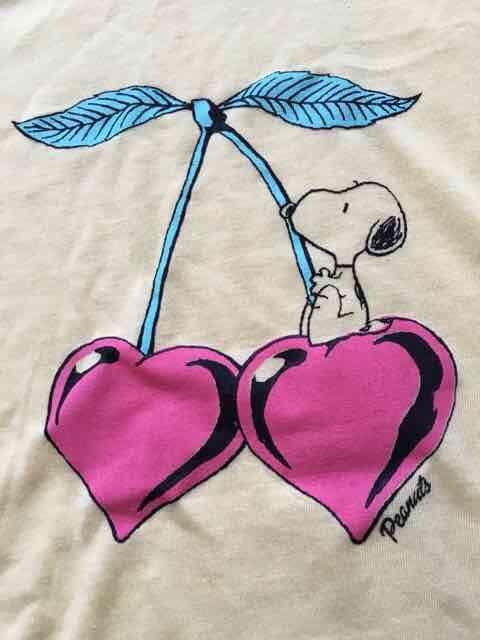 スヌーピー・ハート型チェリーイラスト柄Tシャツ。イエロー < アニメ/コミック/キャラクター スヌーピー・ハート型チェリーイラスト柄Tシャツ。イエロー < アニメ/コミック/キャラクターの