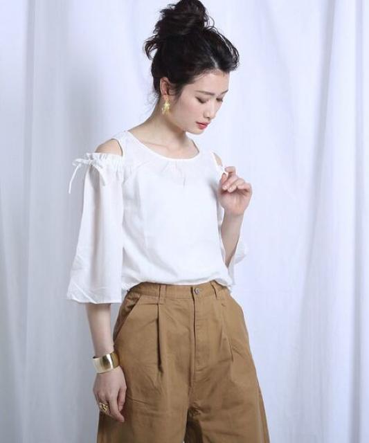 定価1,994円【新品】ボイルサテンオープンショルダーブラウス●白ホワイト < 女性ファッション  定価1,994円【新品】ボイルサテンオープンショルダーブラウス●白ホワイト < 女性ファッションの