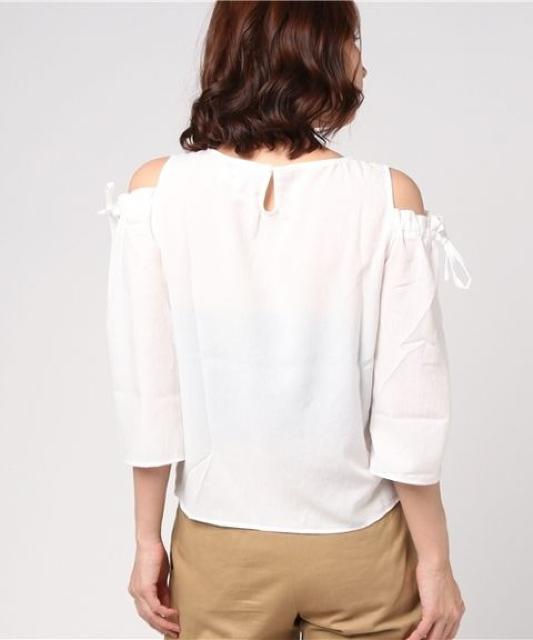 定価1,994円【新品】ボイルサテンオープンショルダーブラウス●白ホワイト < 女性ファッション  定価1,994円【新品】ボイルサテンオープンショルダーブラウス●白ホワイト < 女性ファッションの