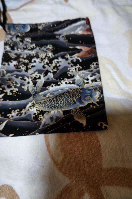 ★処分品★新柄=黒×滝登り鯉和柄ナナメ掛巾着袋 < キッズ/ベビー  ★処分品★新柄=黒×滝登り鯉和柄ナナメ掛巾着袋  < キッズ/ベビーの