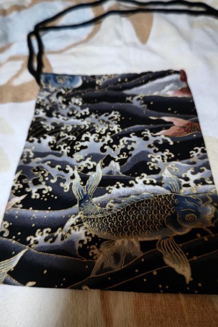 ★処分品★新柄=黒×滝登り鯉和柄ナナメ掛巾着袋 < キッズ/ベビー  ★処分品★新柄=黒×滝登り鯉和柄ナナメ掛巾着袋 < キッズ/ベビーの