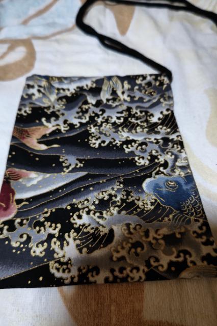 ★処分品★新柄=黒×滝登り鯉和柄ナナメ掛巾着袋 < キッズ/ベビー  ★処分品★新柄=黒×滝登り鯉和柄ナナメ掛巾着袋 < キッズ/ベビーの