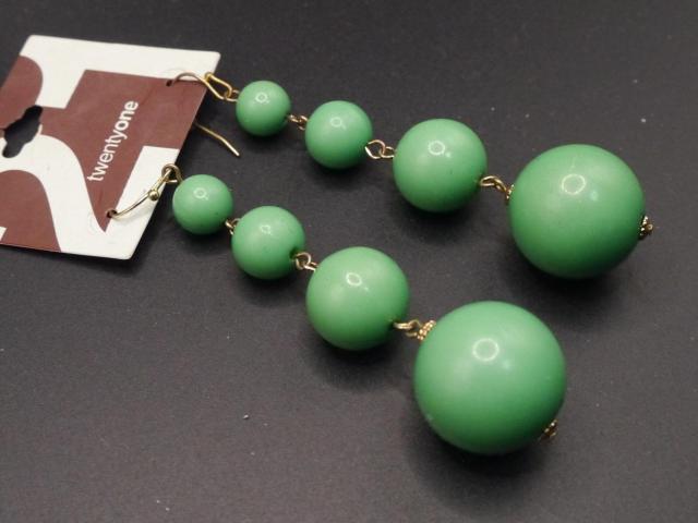 新品 FOREVER21 アンティーク調 緑の4連ボールピアス レトロ ゴシック < ブランド 新品 FOREVER21 アンティーク調 緑の4連ボールピアス レトロ ゴシック < ブランドの