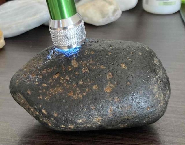 330,000円スタート!阿波・徳島の「鮎喰川」にて採取された希少価値の高い大型隕石! < インテリア/ライフ  330,000円スタート!阿波・徳島の「鮎喰川」にて採取された希少価値の高い大型隕石! < インテリア/ライフの