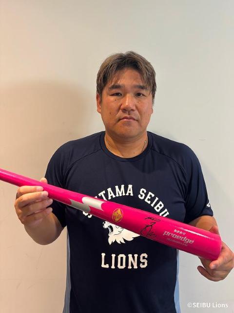 西武ライオンズ　中村剛也選手　サイン入りスパイク 埼玉西武ライオンズ】中村 剛也選手 直筆サイン入りバット | レジャー