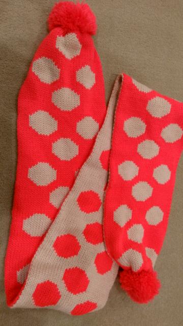 OLD NAVY マフラー オレンジベージュドット柄ボンボン付き < キッズ/ベビー  OLD NAVY マフラー オレンジベージュドット柄ボンボン付き  < キッズ/ベビーの