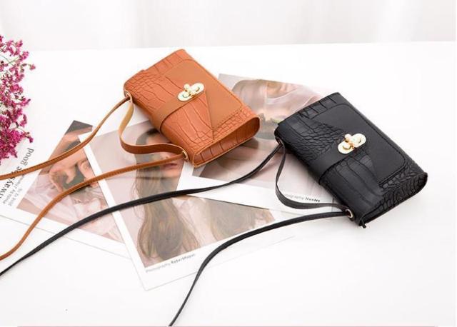 ブラウン◆フェイクレザー ミニ ショルダーバッグ スマホケース < 女性ファッション  ブラウン◆フェイクレザー ミニ ショルダーバッグ スマホケース < 女性ファッションの