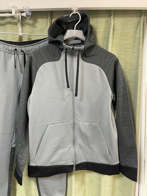 ナイキ NIKE セットアップ 2点セット THERMA-FIT パーカー ジップアップ スェットパンツ 裏起毛 L グレー < ブランド ナイキ NIKE セットアップ 2点セット THERMA-FIT パーカー ジップアップ スェットパンツ 裏起毛 L グレー < ブランドの