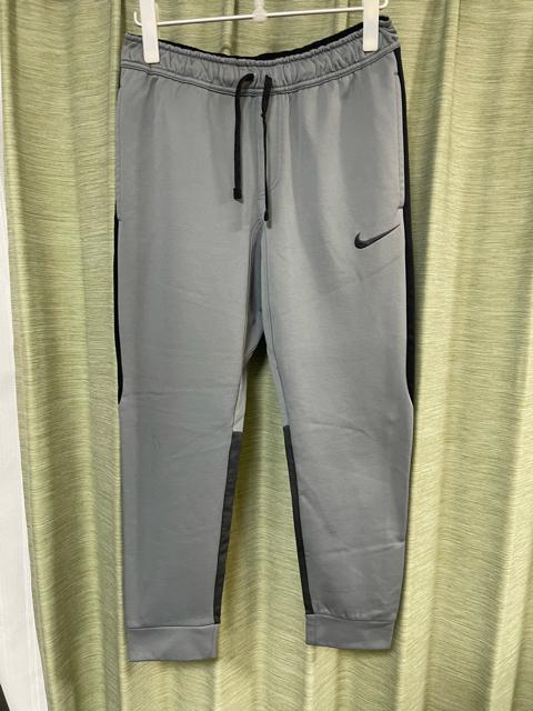 ナイキ NIKE セットアップ 2点セット THERMA-FIT パーカー ジップアップ スェットパンツ 裏起毛 L グレー < ブランド ナイキ NIKE セットアップ 2点セット THERMA-FIT パーカー ジップアップ スェットパンツ 裏起毛 L グレー < ブランドの