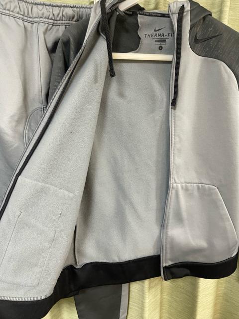ナイキ NIKE セットアップ 2点セット THERMA-FIT パーカー ジップアップ スェットパンツ 裏起毛 L グレー < ブランド ナイキ NIKE セットアップ 2点セット THERMA-FIT パーカー ジップアップ スェットパンツ 裏起毛 L グレー < ブランドの