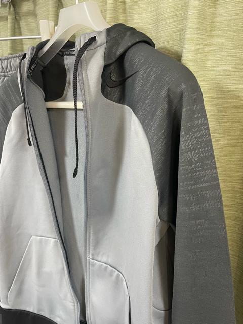 ナイキ NIKE セットアップ 2点セット THERMA-FIT パーカー ジップアップ スェットパンツ 裏起毛 L グレー < ブランド ナイキ NIKE セットアップ 2点セット THERMA-FIT パーカー ジップアップ スェットパンツ 裏起毛 L グレー < ブランドの