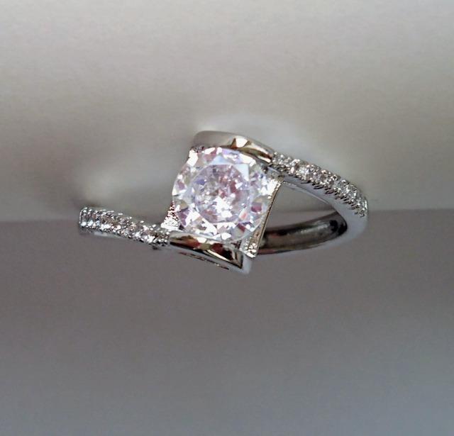 CZ キュービックジルコニア 1カラット プラチナコーティングジュエリー フリーサイズ リング 〜16号 ハート ツイスト2 < 女性アクセサリー/時計 CZ キュービックジルコニア 1カラット プラチナコーティングジュエリー フリーサイズ リング 〜16号 ハート ツイスト2 < 女性アクセサリー/時計の