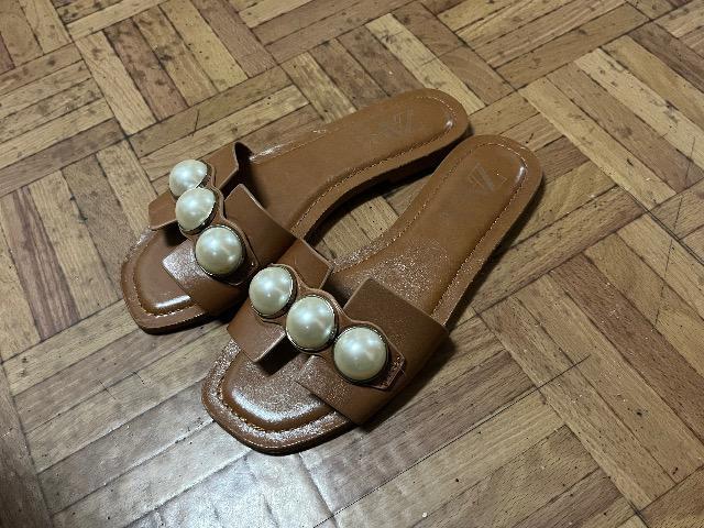 ZARAパール付きフラットサンダル < 女性ファッション  ZARAパール付きフラットサンダル  < 女性ファッションの