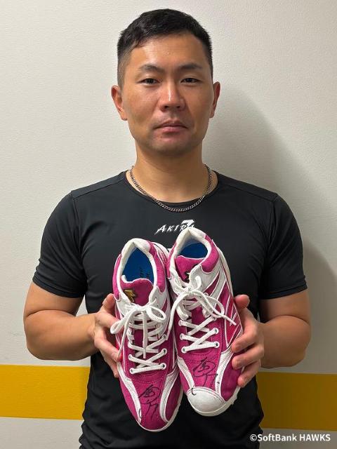 福岡ソフトバンクホークス】中村 晃選手 直筆サイン入りスパイク