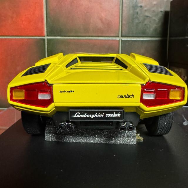 ��Ŗ��W���i ���� 1/18 �����{���M�[�j �J�E���^�b�N LP400 �C�G���[ �� �z�r�[�� 