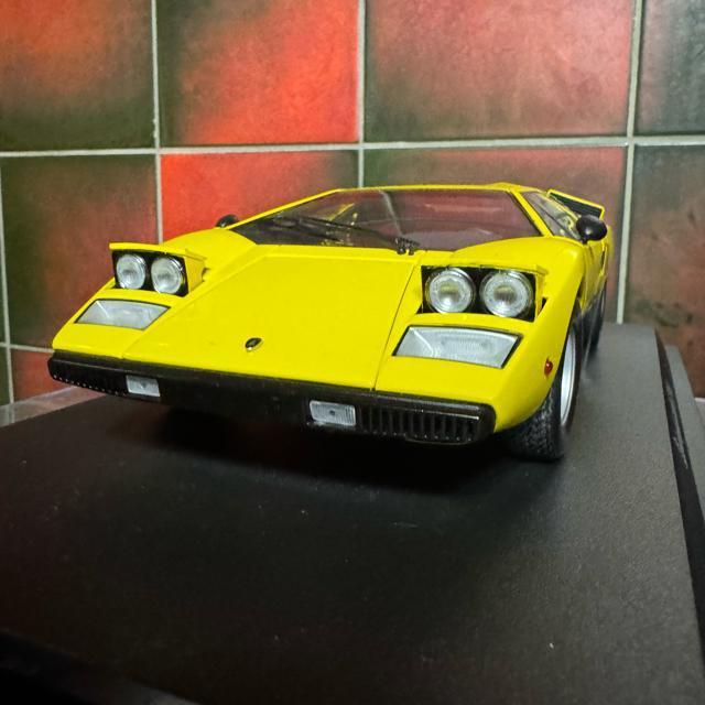 ��Ŗ��W���i ���� 1/18 �����{���M�[�j �J�E���^�b�N LP400 �C�G���[ �� �z�r�[�� 