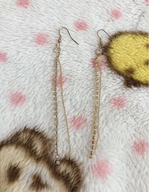 新品未使用 ストーンチェーンチャームピアス < 女性アクセサリー/時計  新品未使用 ストーンチェーンチャームピアス  < 女性アクセサリー/時計の