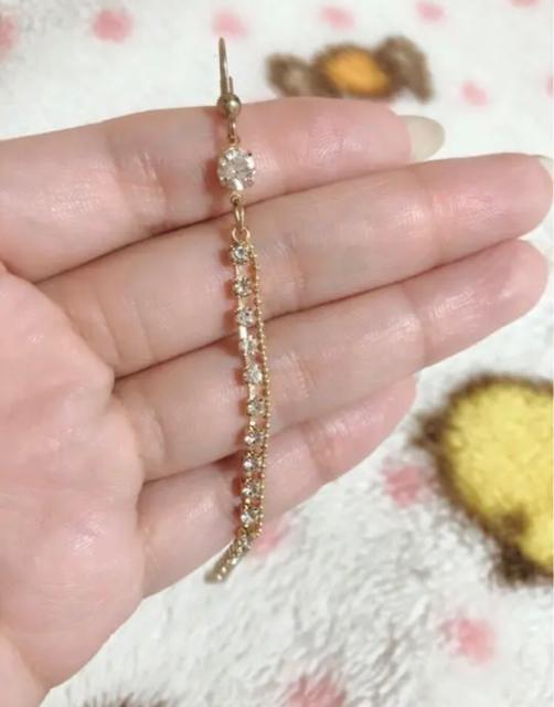 新品未使用 ストーンチェーンチャームピアス < 女性アクセサリー/時計  新品未使用 ストーンチェーンチャームピアス < 女性アクセサリー/時計の