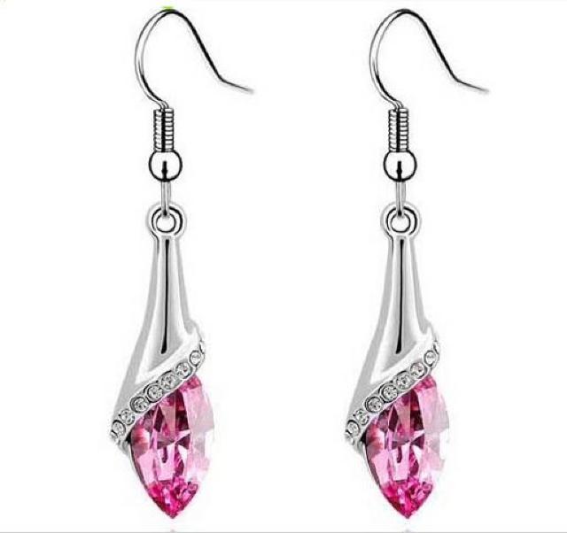 新品アンティーク調ゆらゆらピンクストーンドロップピアス < 女性アクセサリー/時計 新品アンティーク調ゆらゆらピンクストーンドロップピアス < 女性アクセサリー/時計の