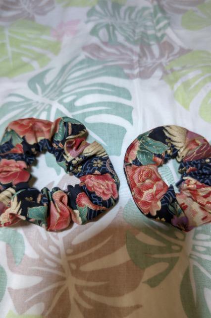 ★処分品★黒×紗綾形金彩鶴丸富士牡丹マリ大柄シュシュ大小2個セット < 女性ファッション  ★処分品★黒×紗綾形金彩鶴丸富士牡丹マリ大柄シュシュ大小2個セット  < 女性ファッションの