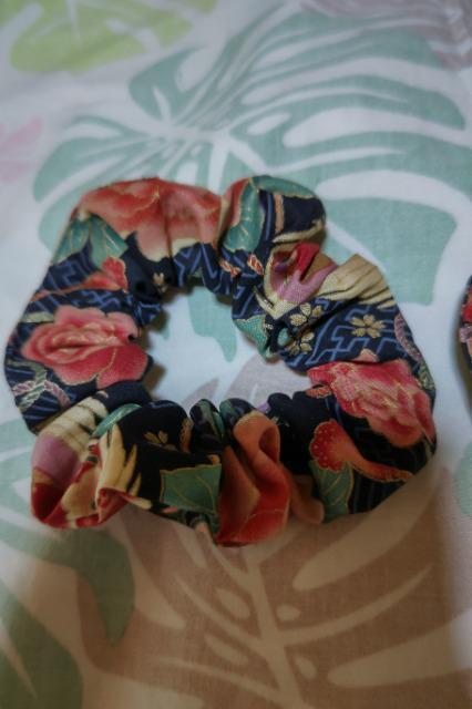 ★処分品★黒×紗綾形金彩鶴丸富士牡丹マリ大柄シュシュ大小2個セット < 女性ファッション  ★処分品★黒×紗綾形金彩鶴丸富士牡丹マリ大柄シュシュ大小2個セット < 女性ファッションの