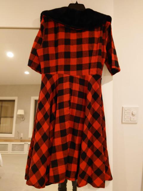 赤黒チェックワンピース 秋冬用 フェイクファー付 Mサイズ < 女性ファッション  赤黒チェックワンピース 秋冬用 フェイクファー付 Mサイズ < 女性ファッションの